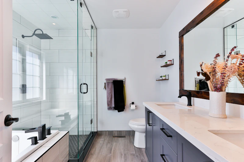 Salle de bain moderne avec robinetterie